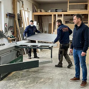 Zespół AGMAR przy pile formatowej w pracowni